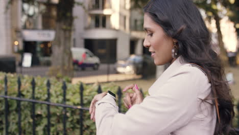 Hermosa-Mujer-India-Caminando-Por-La-Ciudad