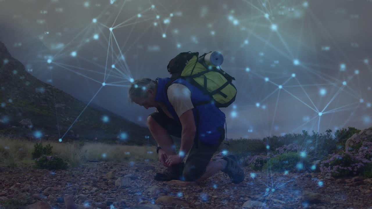 백인 노인 시골에서 하이킹 신발을  ⁇ 는, 이동 연결의 네트워크를 통해