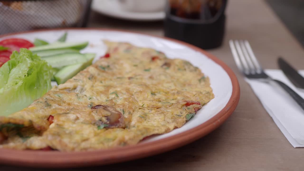 Omelette con insalata
