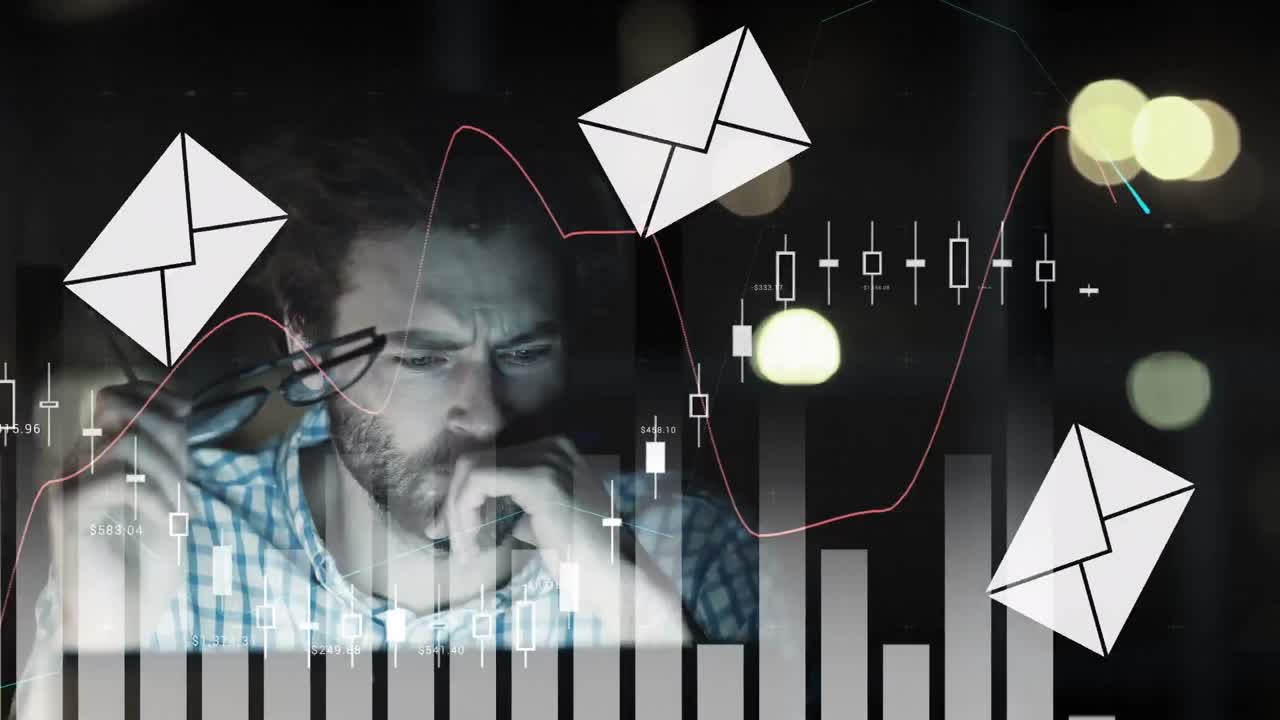 animación de iconos de sobres de correo electrónico y gráficos en la interfaz sobre un hombre cansado trabajando en la computadora