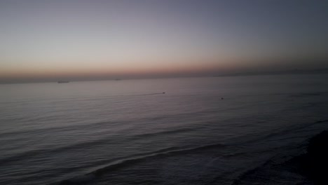 Experimente-La-Belleza-Encantadora-De-Lisboa:-Sao-Pedro-Do-Estoril,-La-Costa-Portuguesa-Y-El-Mar-Que-Brilla-Bajo-El-Cielo-Nocturno-Iluminado-Por-La-Luna