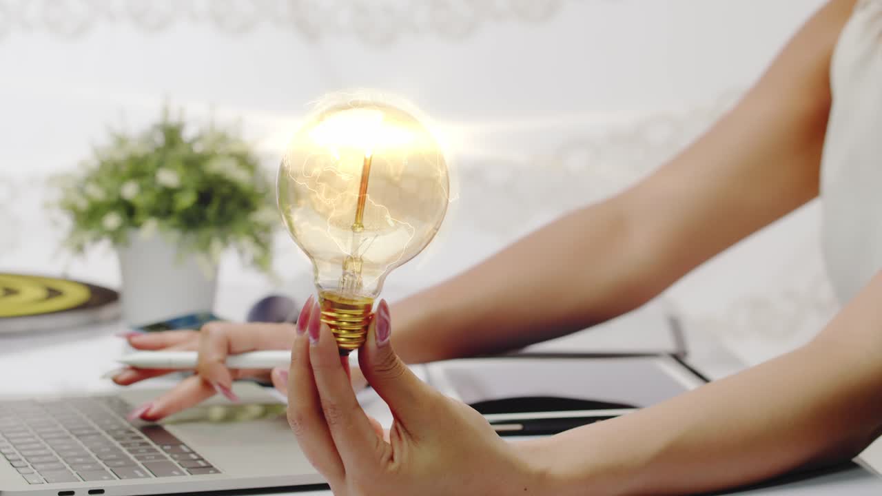 una empresaria tiene una idea - concepto: bombilla, brillante, idea, solución, creativa, empresarial, global, innovación