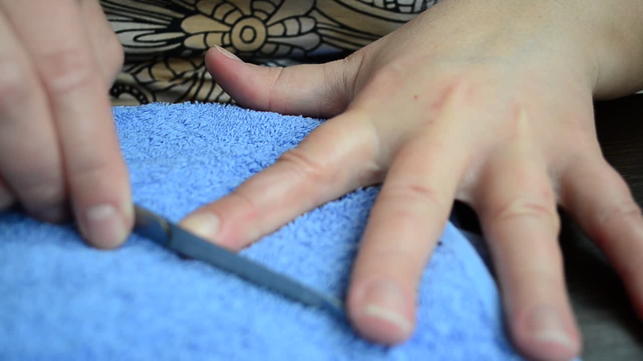 Manicure femminile. Limiamo le unghie