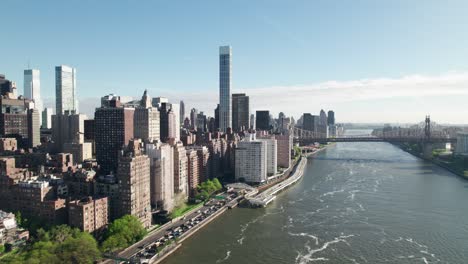 New-York's-east-river-and-FDR-drive