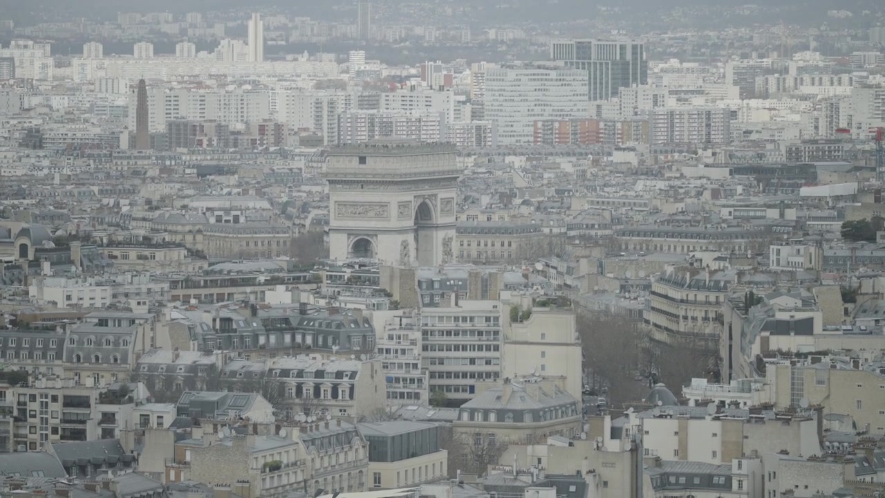 Una vista aerea sui tetti nebbiosi di Parigi guarda verso il lontano Arco di Trionfo all'orizzonte