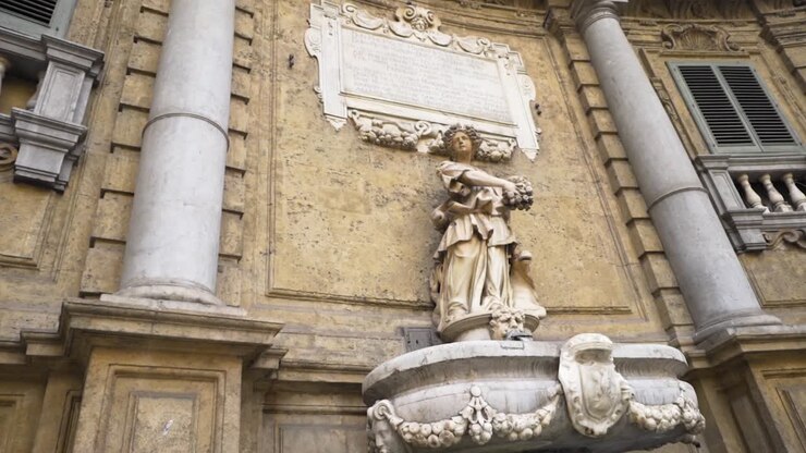 Scultura antica sulla facciata di un edificio