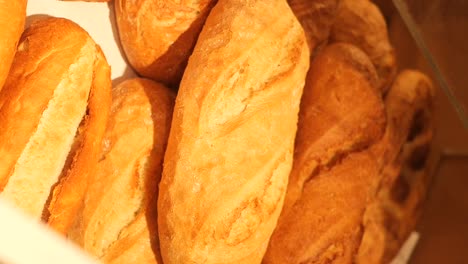 baguetes frescos en una exhibición de panadería