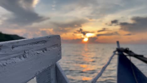 silueta contra el sol naciente, un barco se embarca en un viaje hacia nuevos comienzos, ya que las aguas tranquilas reflejan la belleza del amanecer