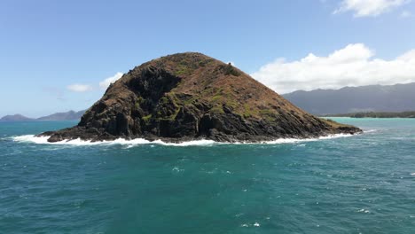 Barrido-De-ángulo-Bajo-Alrededor-De-La-Parte-Trasera-De-Las-Islas-Mokulua-En-Kailua-Hawaii