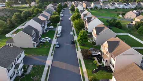 el barrio de los suburbios estadounidenses al amanecer.