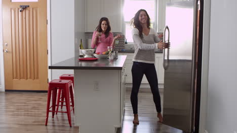 pareja de lesbianas preparando comida juntos en casa, largo completo, filmado en r3d