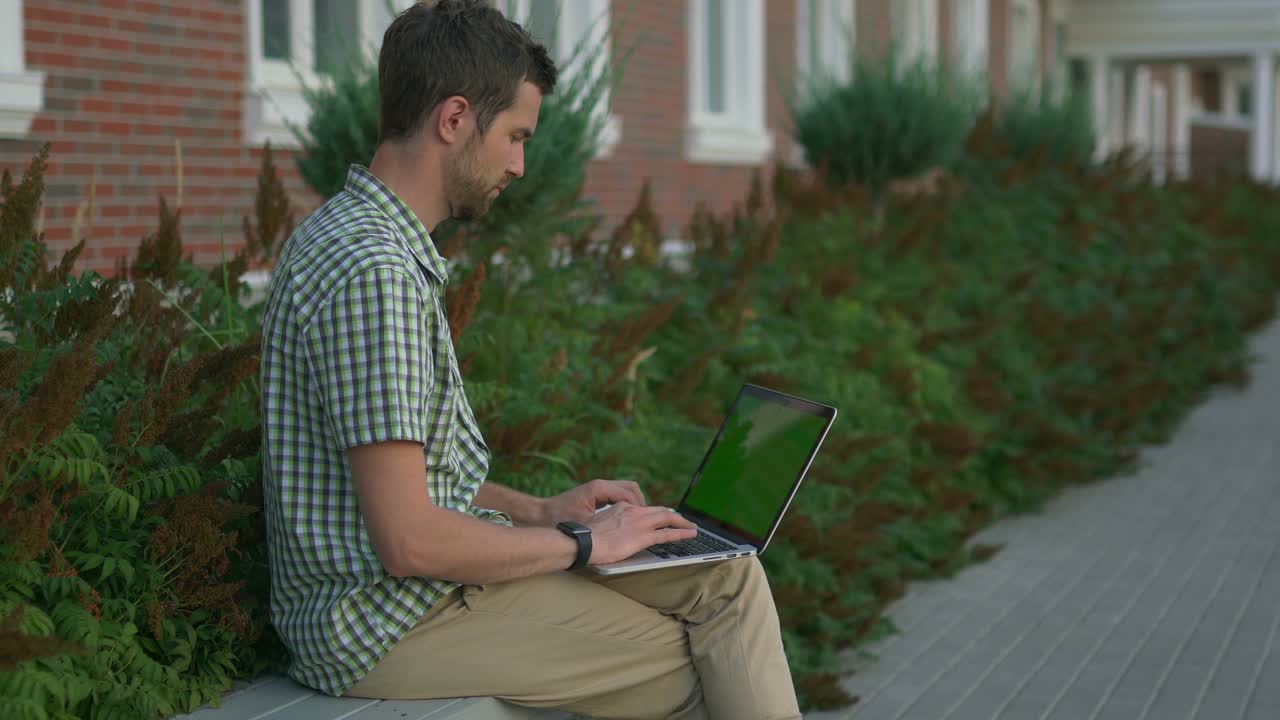 hombre trabajando en una laptop al aire libre