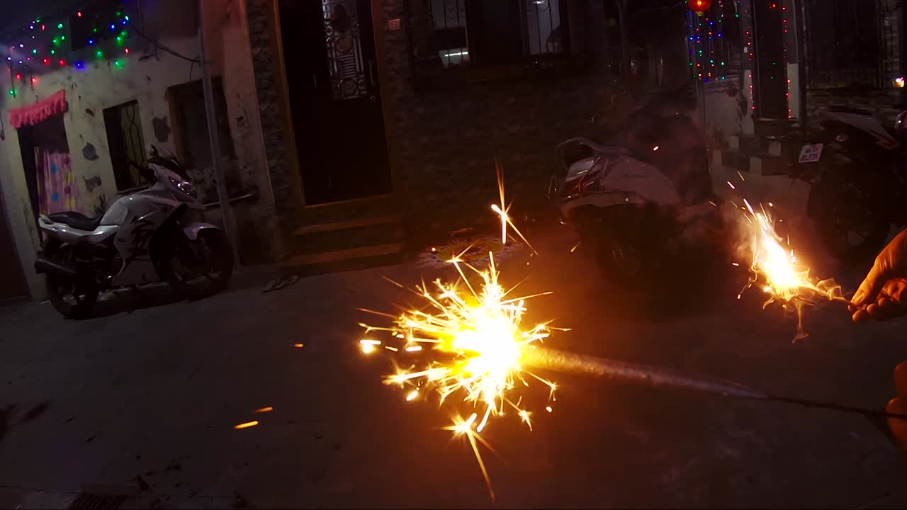 quema de fuegos artificiales o galletas saladas durante la celebración del festival diwali en la india