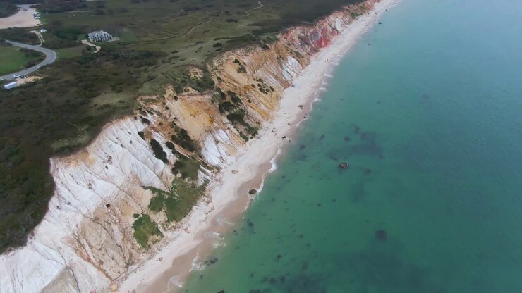 Vista panoramica di scogliere e mare turchese ad Aquinnah, Massachusetts, USA - ripresa aerea con drone