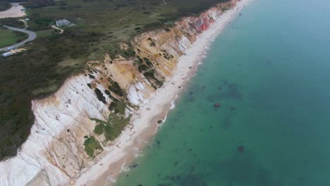 vista panorámica de los acantilados y el paisaje marino turquesa en aquinnah, massachusetts, ee.uu. - toma aérea de drones