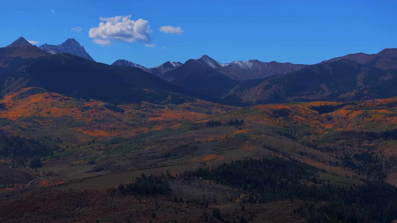 Punto di partenza del sentiero Capitol Peak, Foresta Nazionale White River, Monte Snowmass Sopris Aspen Snowmass Colorado, ripresa aerea con drone, mattina autunnale di ottobre, foresta di pioppi tremuli colorati, cielo azzurro e soleggiato, panoramica in avanti e verso l'alto.