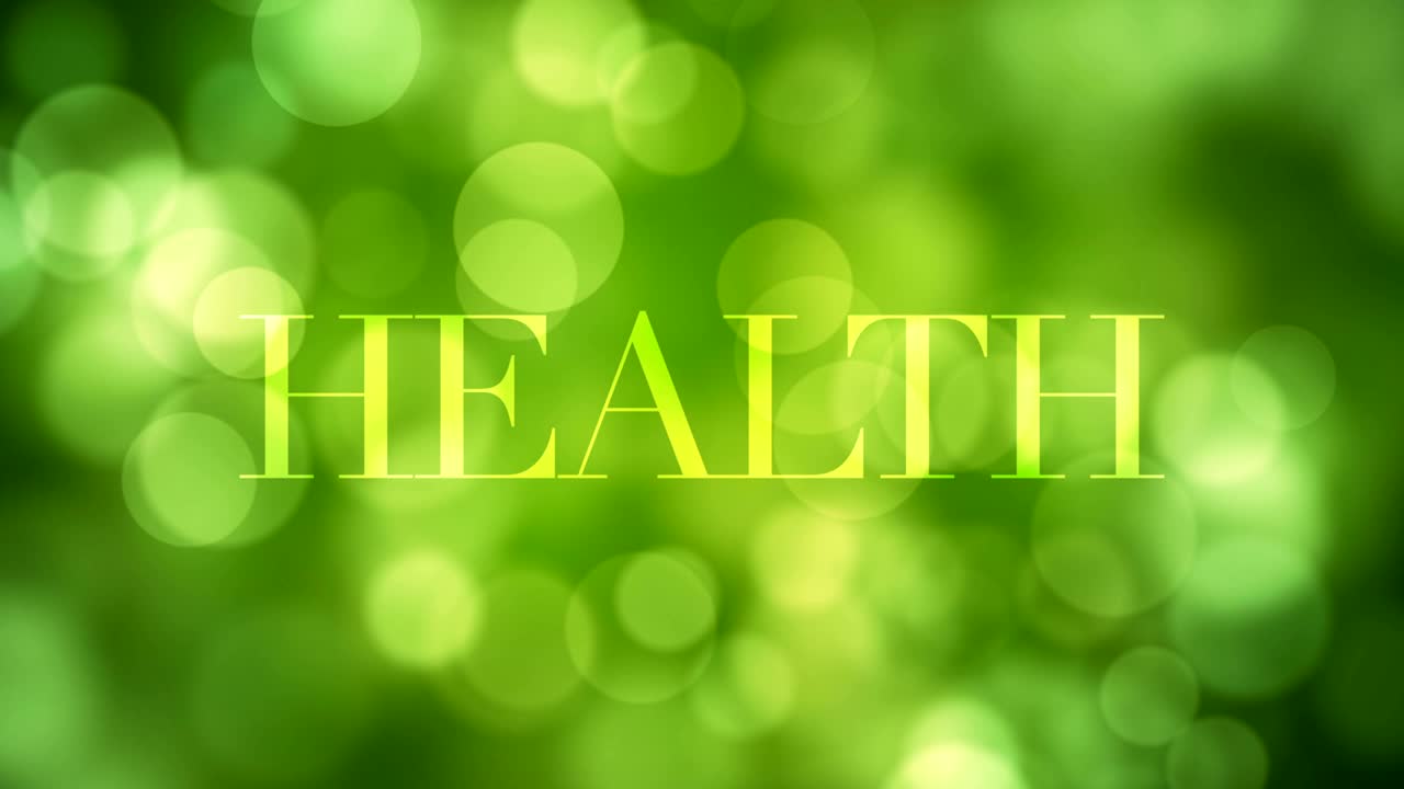 '건강' 텍스트가 나타나고 잠시 후에 녹색 반이는 불빛으로 녹색 보케 배경에 초점을 맞추지 않는 빛 반사입니다. 건강한 삶, 봄, 숲 개념 비디오