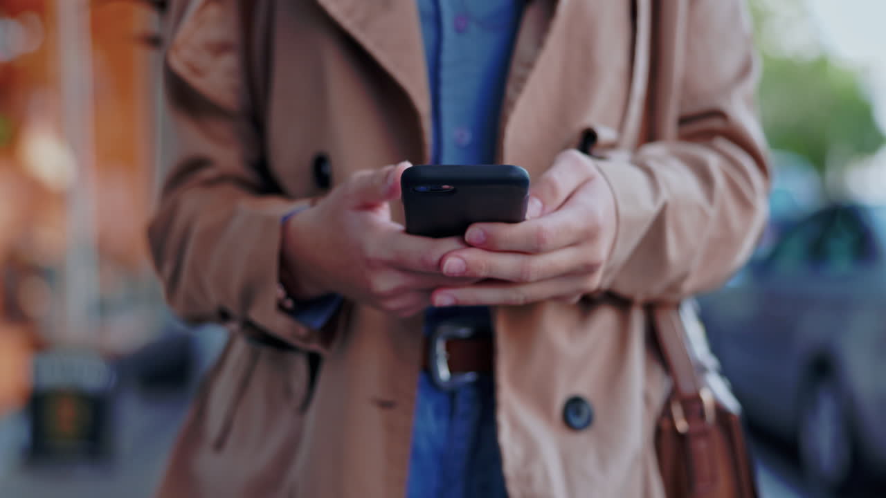 Nærbillede, hænder og kvinde med smartphone