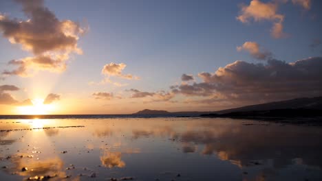 lapso de tiempo de la puesta de sol con reflejo del cielo en la piscina