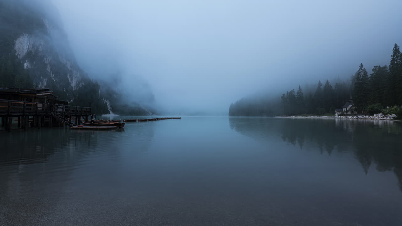 돌로미트 산맥 근처의 호수 위의 안개 날씨, 시간 지연