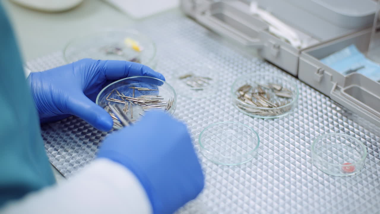 el médico ordena los instrumentos médicos en la clínica de salud 5