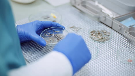 el médico ordena los instrumentos médicos en la clínica de salud 5