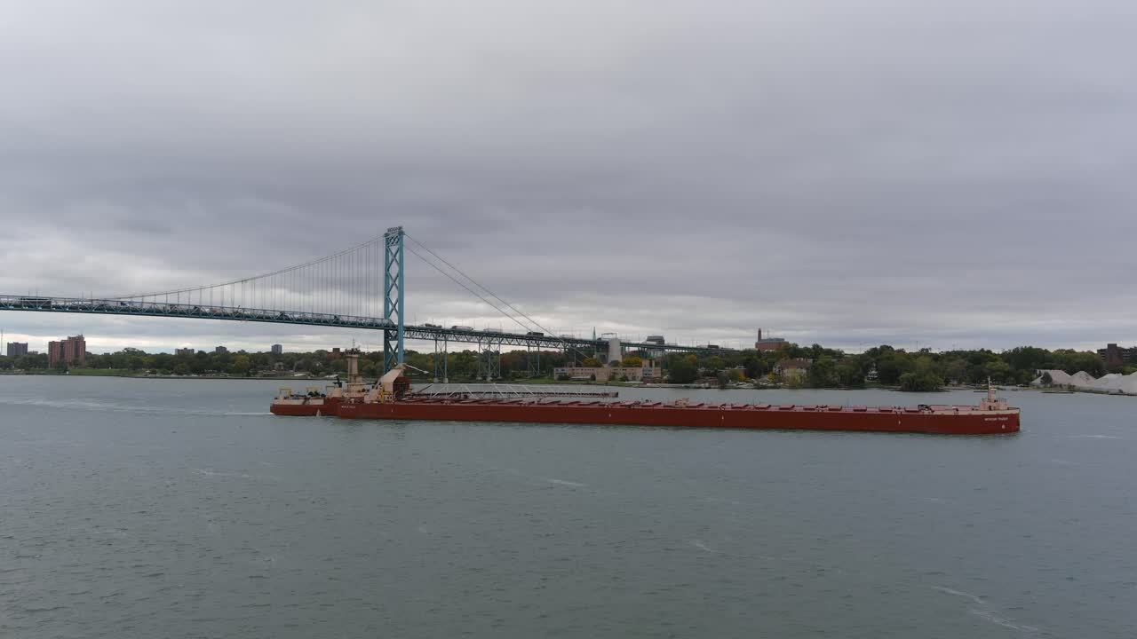 미시간 주 디트로이트 의 디트로이트 강 에 있는 대형  ⁇ 커 의 드론 뷰