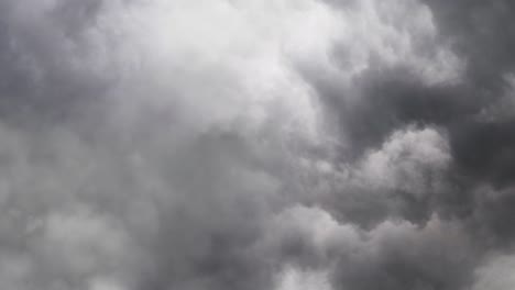 fondo de tormenta y nubes oscuras en el cielo