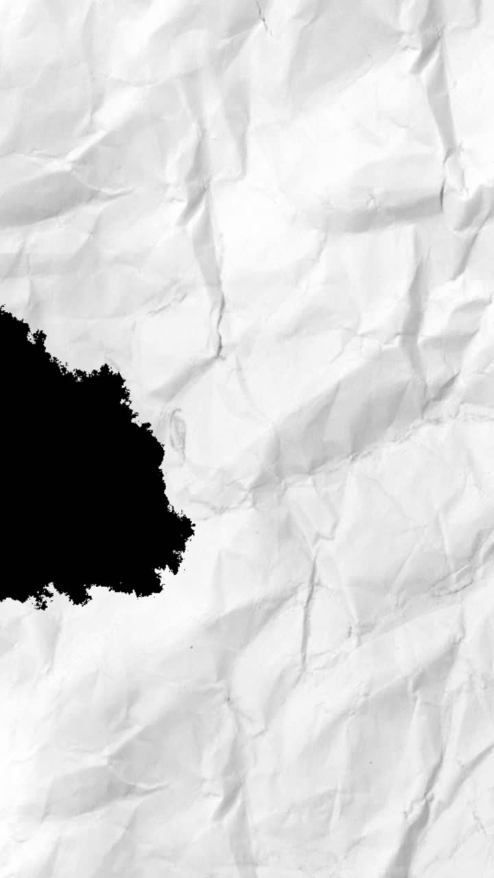 Skrynklig vit pappersrivningsövergång med avslöjande