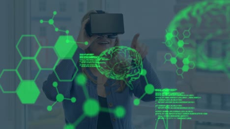 animación del procesamiento de datos sobre una mujer caucásica usando auriculares vr