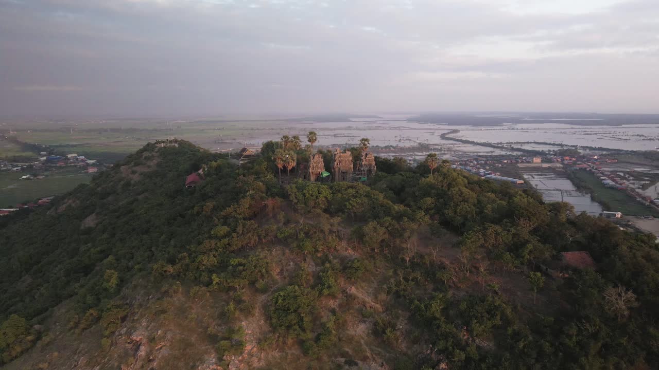 phnom krom, templo de angkor tres torres en la colina, siem reap camboya