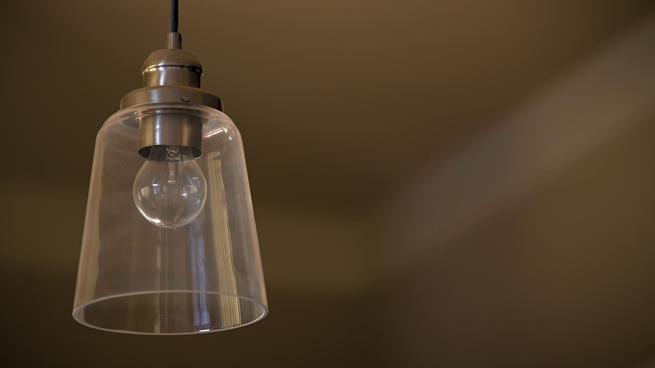 bombilla aterradora encendida y apagada