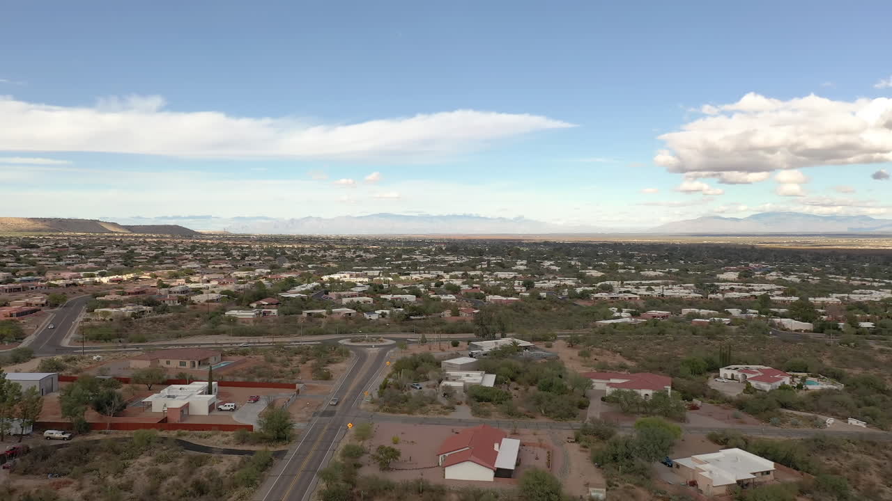 los coches circulan por la carretera con rotonda, vista aérea