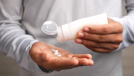aplicación de crema para las manos
