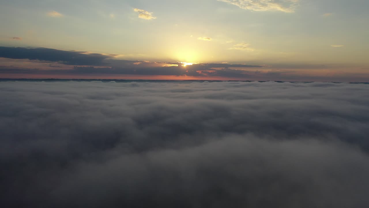 L'alba sopra le nuvole