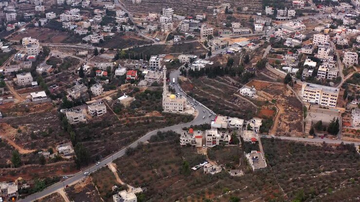 Filmato aereo sopra un villaggio musulmano palestinese con una moschea