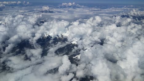 vista aérea por encima de las nubes blancas y la cima de la montaña nevada de los andes peruanos