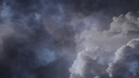 nubes oscuras y tormentas eléctricas, con destellos de relámpagos