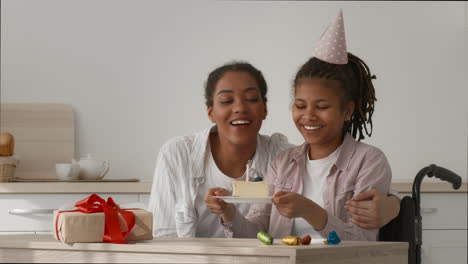madre e hija celebrando su cumpleaños
