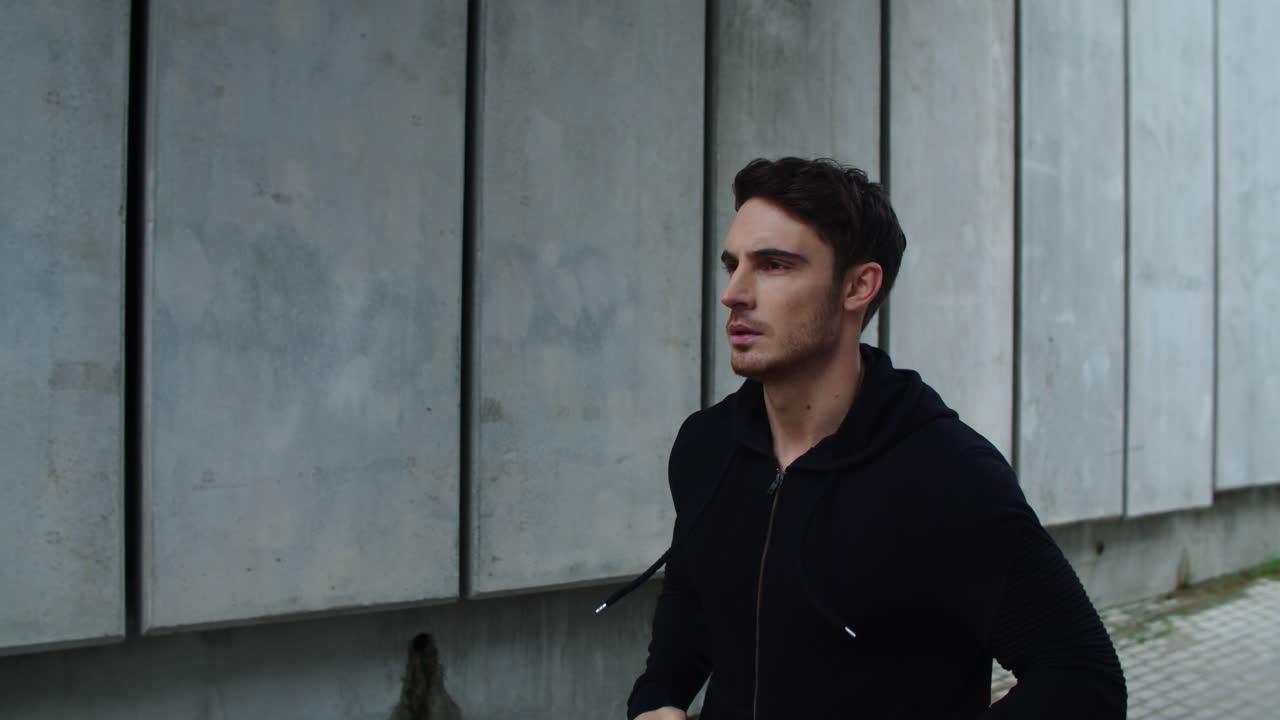 근접 젊은 남자 훈련 야외에서 달리기. 피트니스 남자 현대 도시에서 조 ⁇