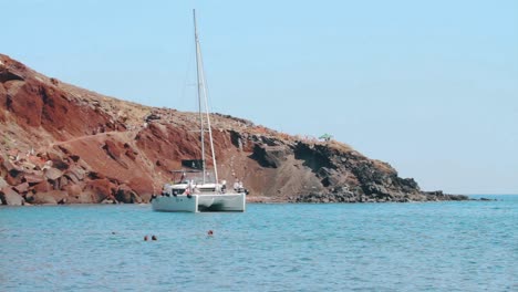 barco navegando cerca de la costa griega