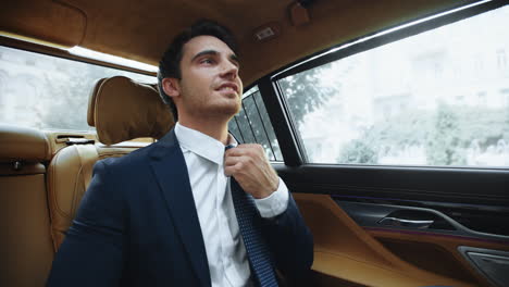 hombre de negocios arreglando corbata