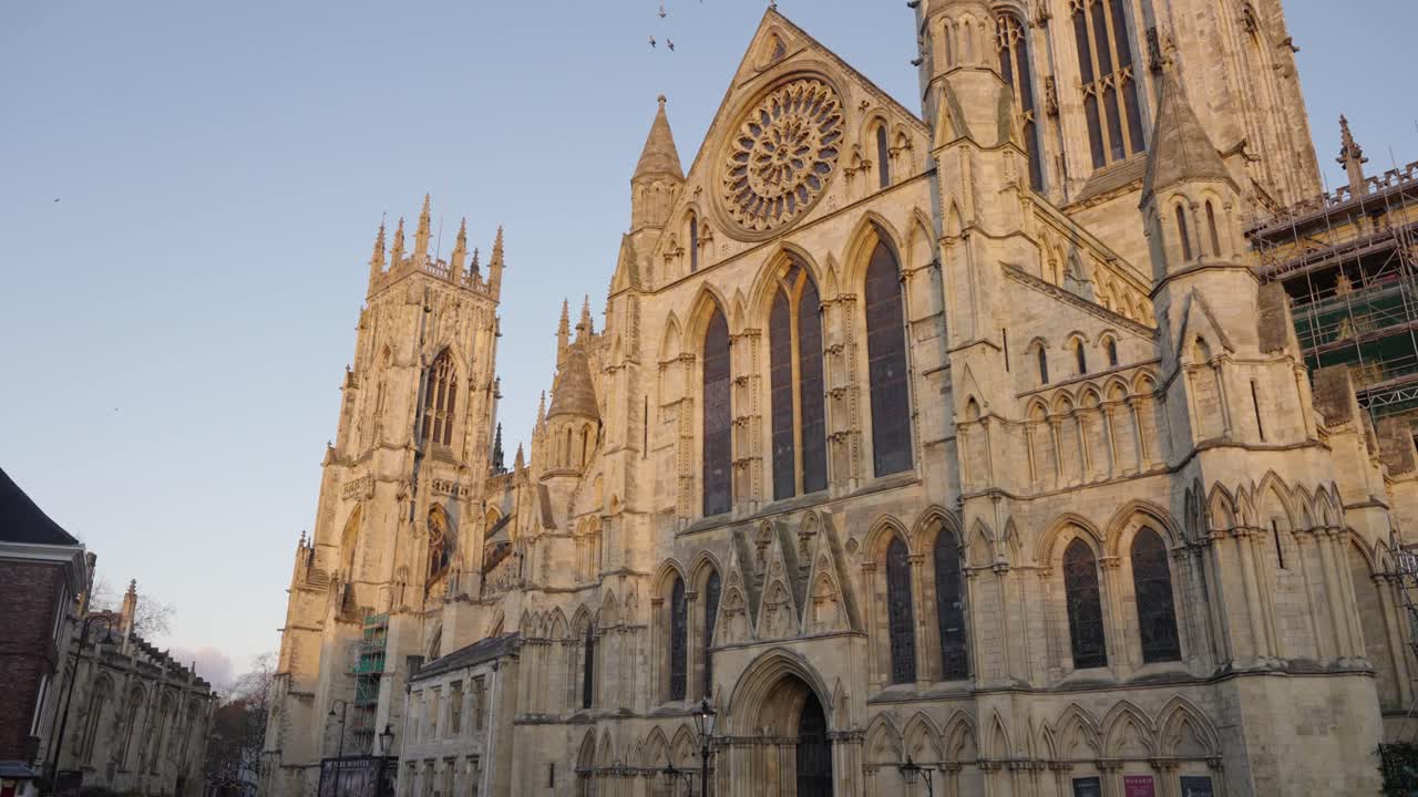 역사적인 영어 도시에서 거대한 대성당 요크 민스터를 드러내는 광각 시차