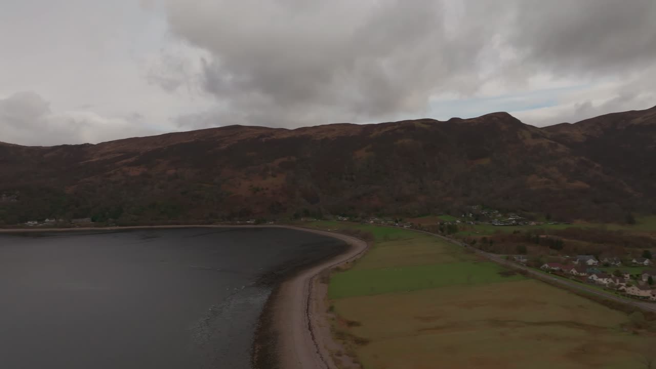 un plano aéreo lento del hermoso paisaje de la ladera de la colina en ballachulish