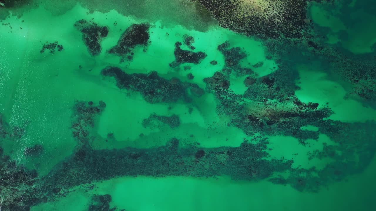 Ampia ripresa aerea incentrata sulle acque calme della laguna e sulle isole circostanti a Tondol, Anda Pangasinan.