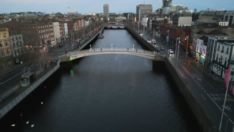 Descripción-Aérea-De-Alto-ángulo-Del-Icónico-Puente-Ha&#39;Penny-En-El-Centro-De-Dublín,-Irlanda,-Sobre-El-Río-Liffey