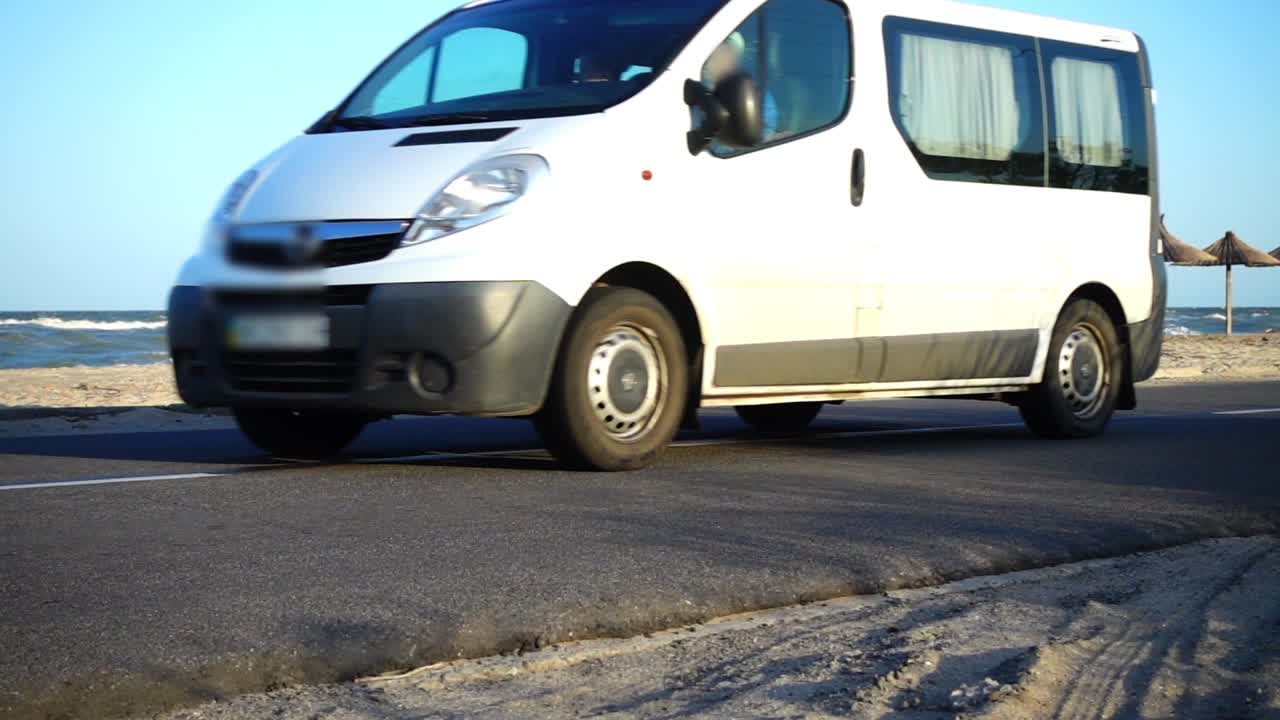 Dálnice na pozadí mořské vlny. Zpomalený záběr.