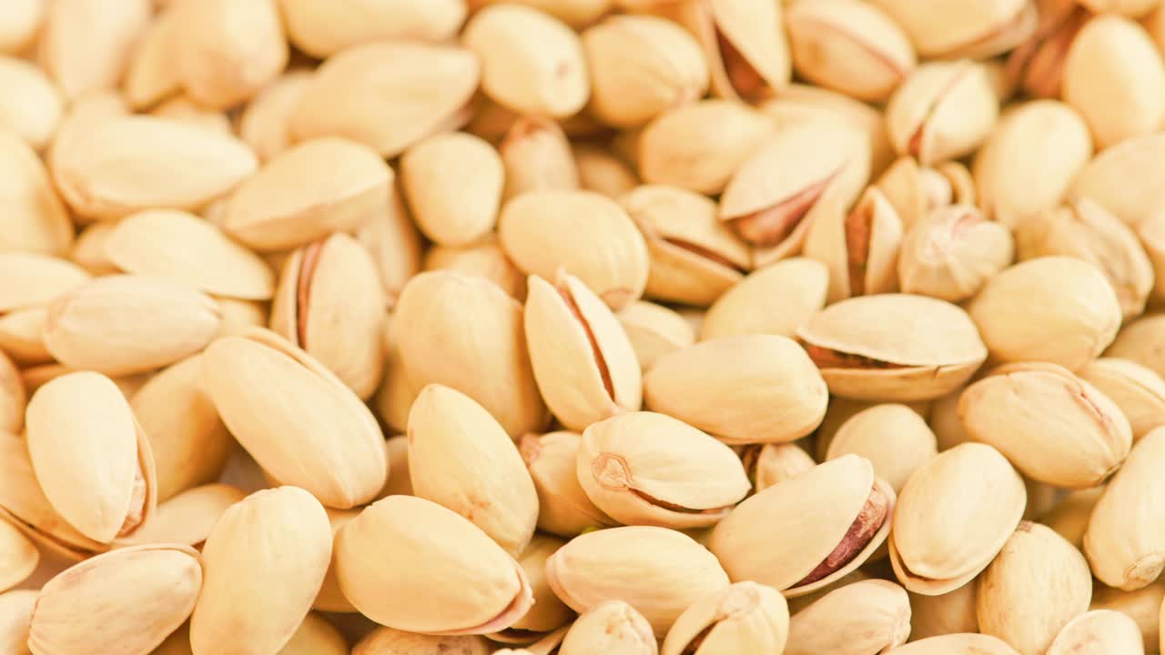 pistachos giratorios en bucle en primer plano de fondo de cuadro completo