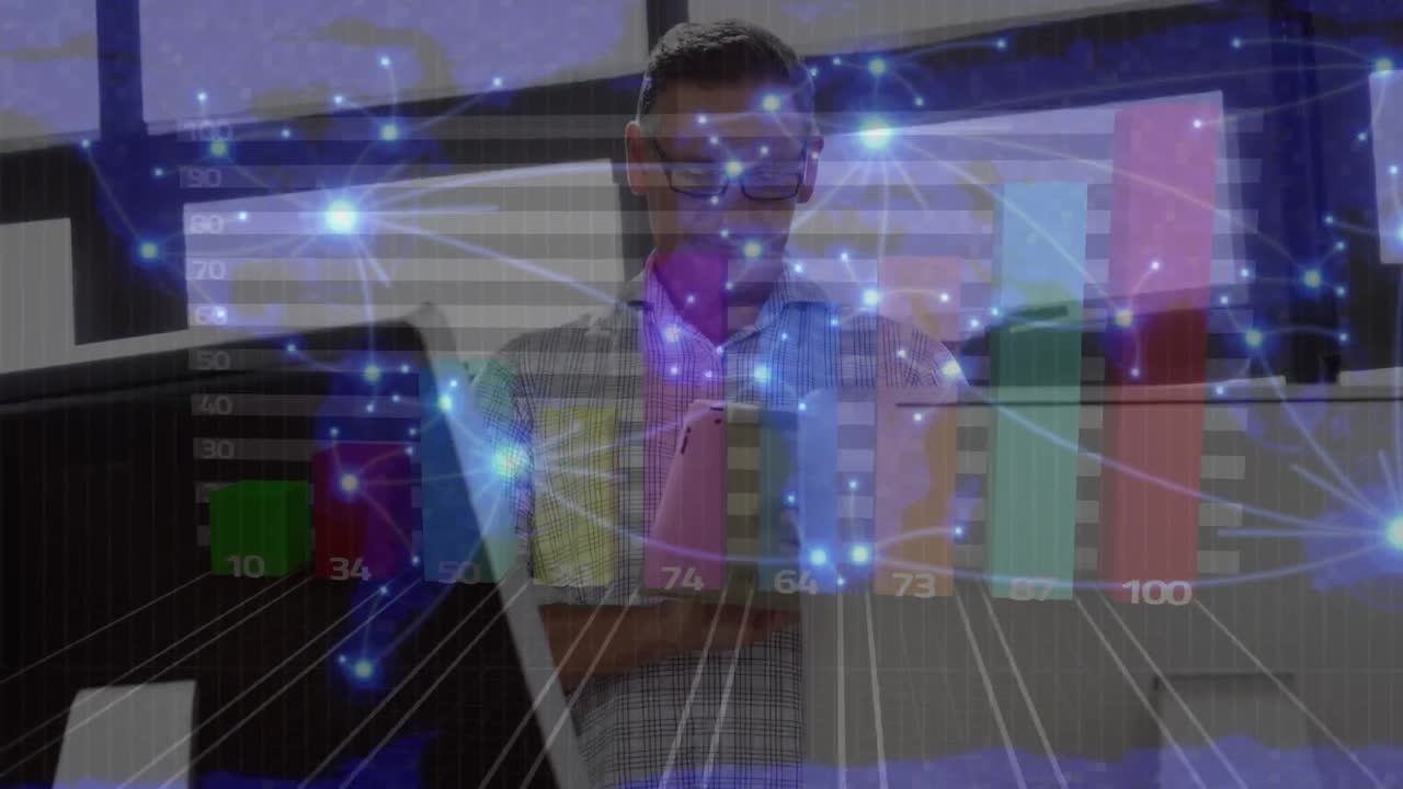 animación del procesamiento de datos financieros y el mapa del mundo sobre el hombre caucásico usando una tableta