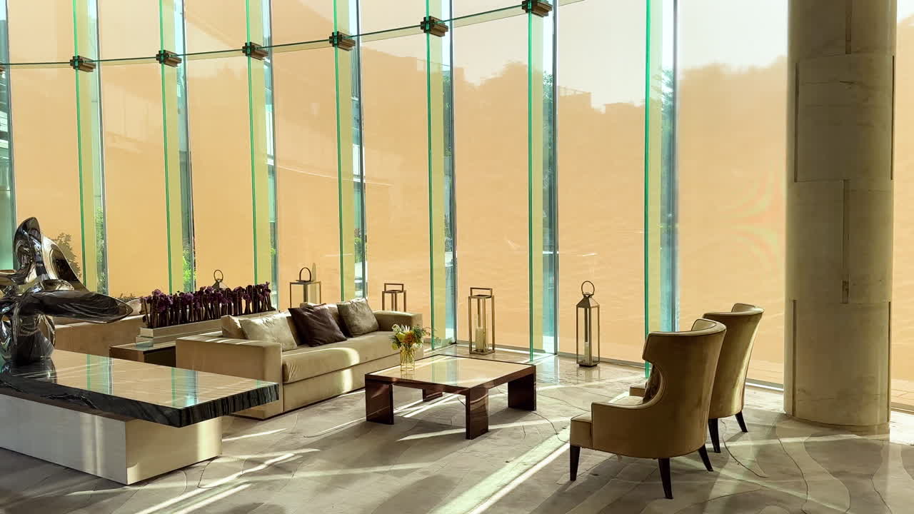 자연  ⁇ 빛으로 조명 된 넓은 고급스러운 주택 인테리어와 우아한 장식 및 가구